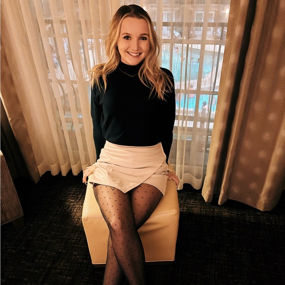 Meet your Posher, Laura🦋🌻☀️ - Picture 2 of 6